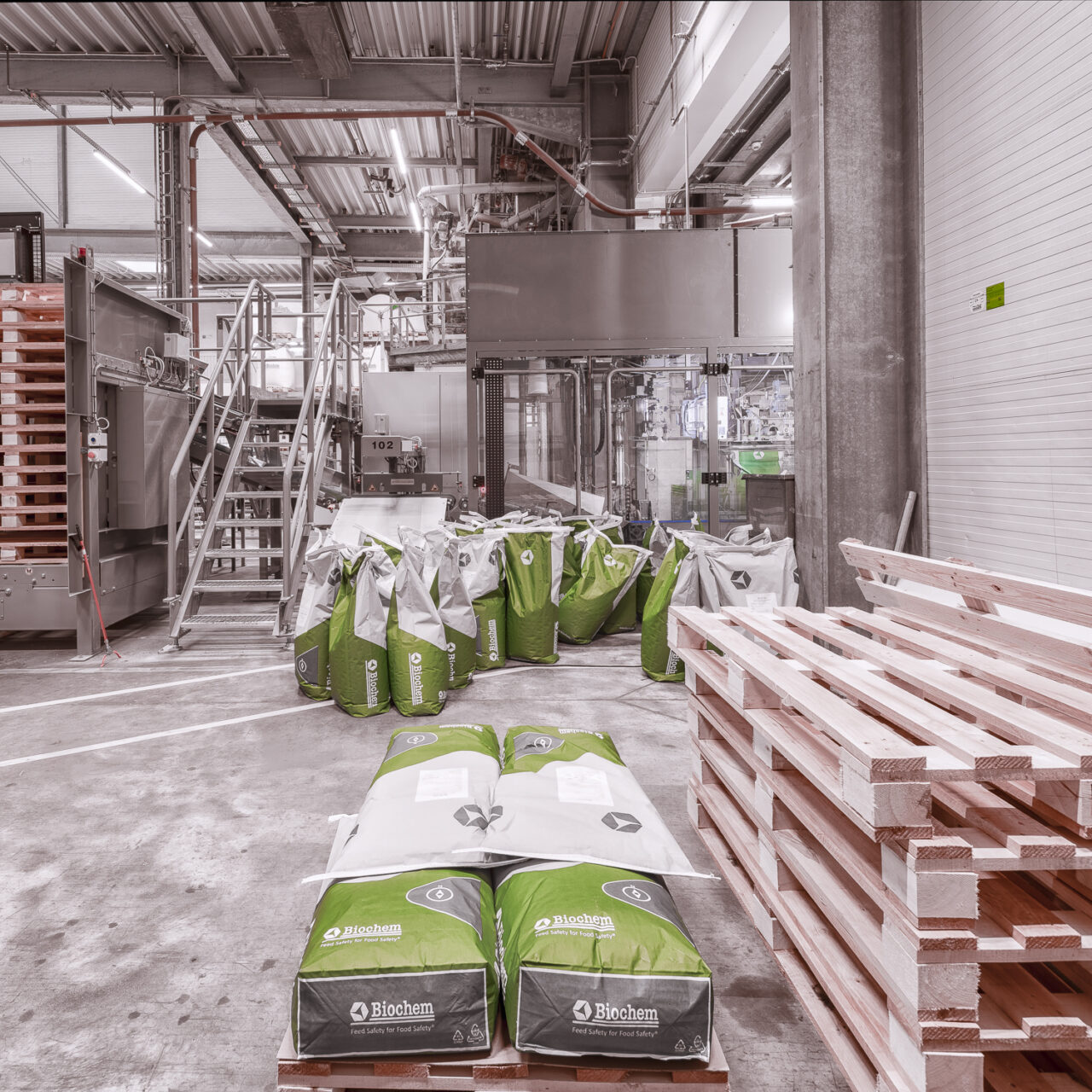 Produktionshalle mit Förderband und Maschinen