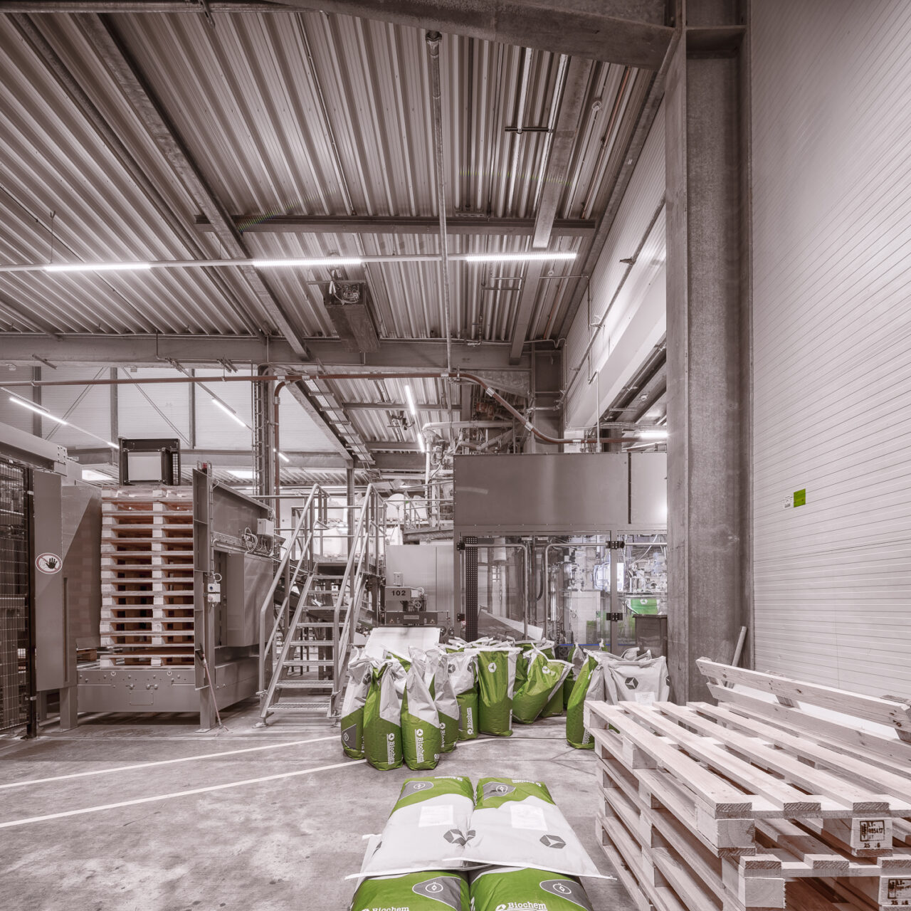 Paletten mit verpackten Waren in Lagerhalle