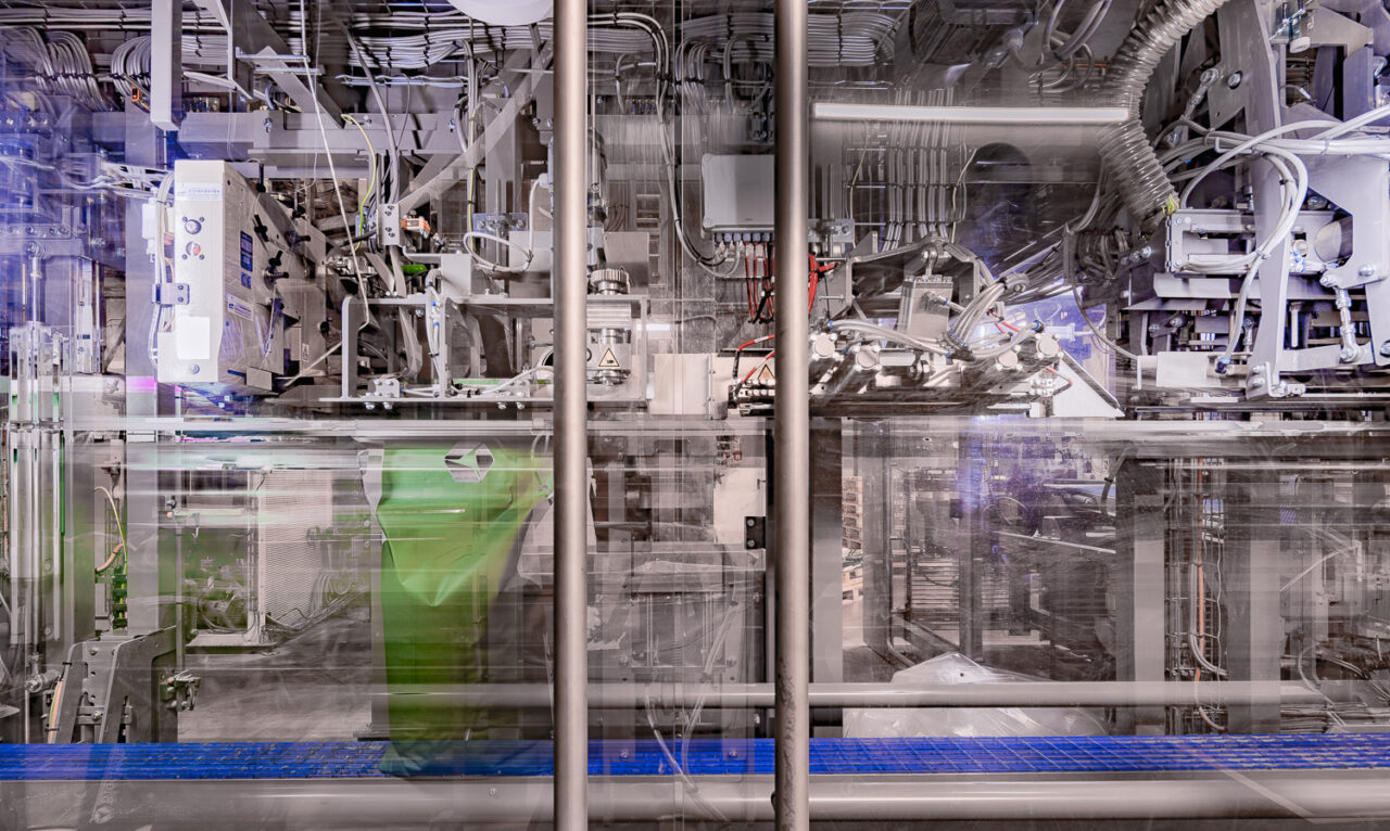 Verpackungsmaschinen in moderner Produktionshalle