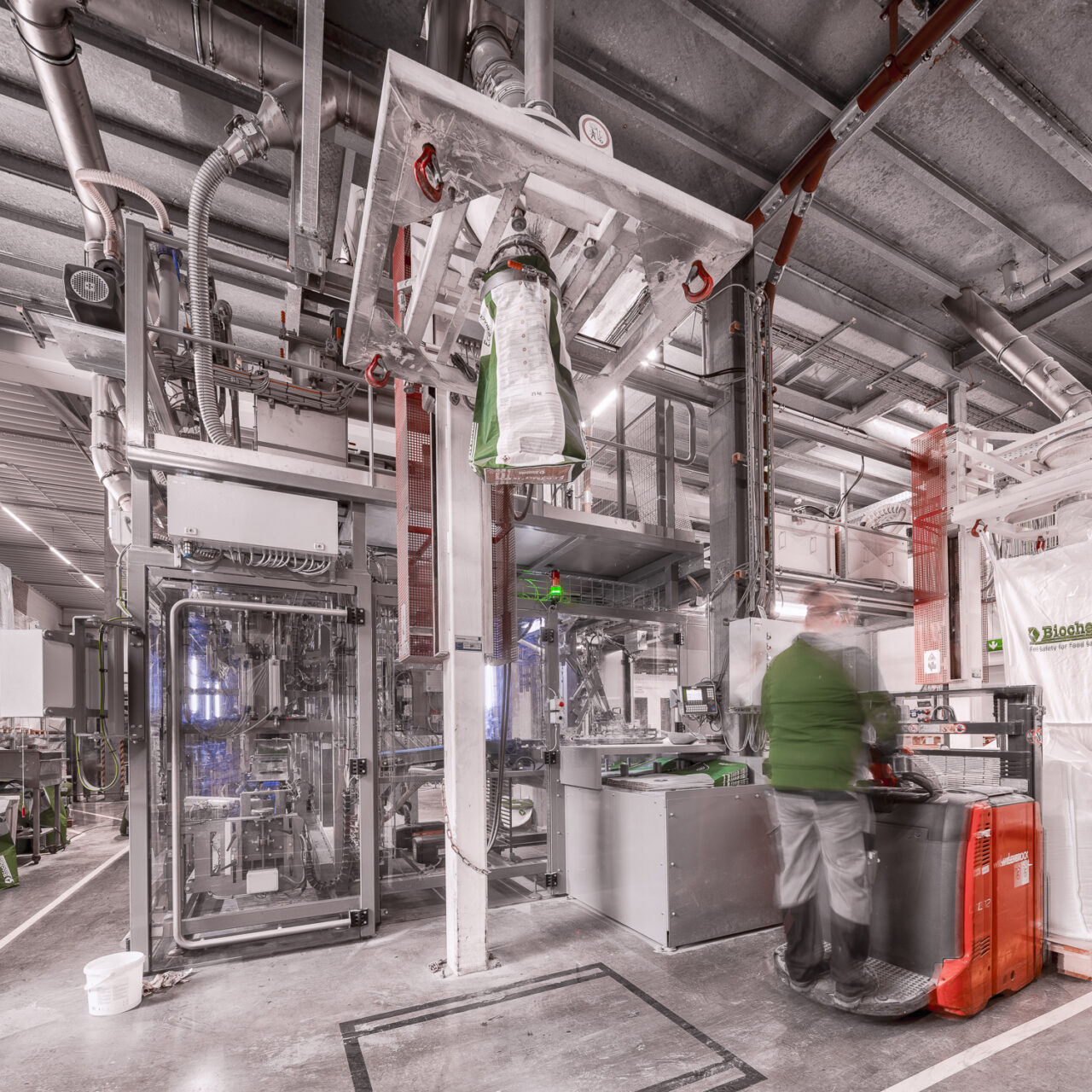 Komplexes Rohr- und Ventilsystem in Produktionsanlage